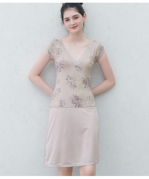 PEACH JOHN（ピーチジョン）の「【乾燥する季節に嬉しい！薄手でもたつかずフィット。消臭加工の脇パッド付き】Ｉｔ’ｓモイスティスリップ（インナーウェア/肌着・レディース・オフホワイト/ブラック/チャコール/ブルー/グレー系その他/ホワイト系その他2/ライトピンク/チャコールグレー/ホワイト×グレー/コーラルピンク/ダークグレー/ブラック×ピンク/ホワイト×ピンク/スミクロ/ヘザーチャコール/ライトベージュ/ライトグレー/ダークネイビー/チャコールグレー×ブラック/ピンクベージュ/ホワイト×レッド/ヘザーグレー/ドット/グレイッシュベージュ・LARGE/MEDIUM/SMALL）」の19枚目の写真