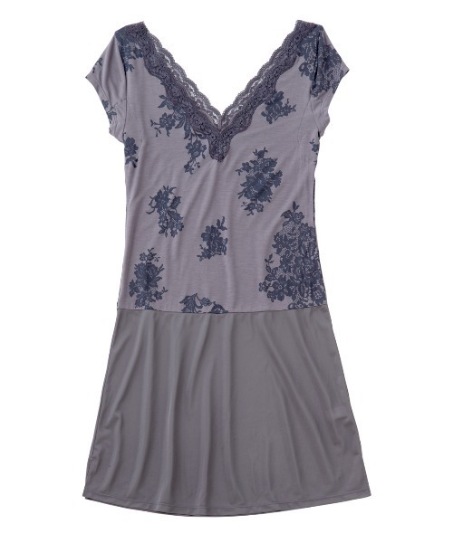 PEACH JOHN（ピーチジョン）の「【乾燥する季節に嬉しい！薄手でもたつかずフィット。消臭加工の脇パッド付き】Ｉｔ’ｓモイスティスリップ（インナーウェア/肌着・レディース・オフホワイト/ブラック/チャコール/ブルー/グレー系その他/ホワイト系その他2/ライトピンク/チャコールグレー/ホワイト×グレー/コーラルピンク/ダークグレー/ブラック×ピンク/ホワイト×ピンク/スミクロ/ヘザーチャコール/ライトベージュ/ライトグレー/ダークネイビー/チャコールグレー×ブラック/ピンクベージュ/ホワイト×レッド/ヘザーグレー/ドット/グレイッシュベージュ・LARGE/MEDIUM/SMALL）」の17枚目の写真