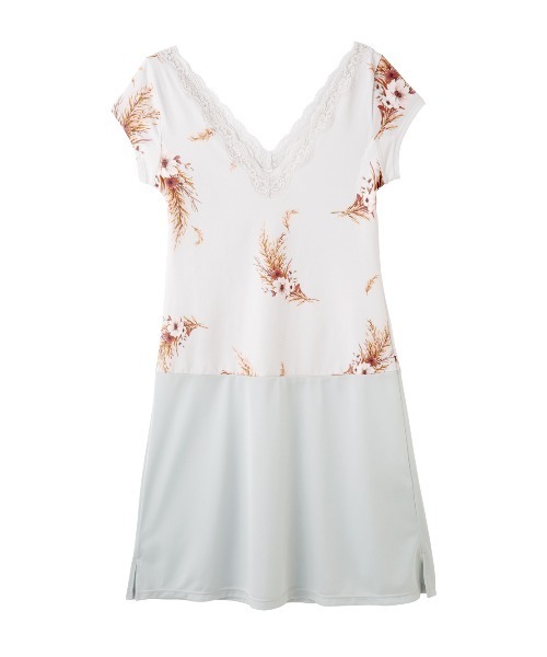 PEACH JOHN（ピーチジョン）の「【乾燥する季節に嬉しい！薄手でもたつかずフィット。消臭加工の脇パッド付き】Ｉｔ’ｓモイスティスリップ（インナーウェア/肌着・レディース・オフホワイト/ブラック/チャコール/ブルー/グレー系その他/ホワイト系その他2/ライトピンク/チャコールグレー/ホワイト×グレー/コーラルピンク/ダークグレー/ブラック×ピンク/ホワイト×ピンク/スミクロ/ヘザーチャコール/ライトベージュ/ライトグレー/ダークネイビー/チャコールグレー×ブラック/ピンクベージュ/ホワイト×レッド/ヘザーグレー/ドット/グレイッシュベージュ・LARGE/MEDIUM/SMALL）」の11枚目の写真