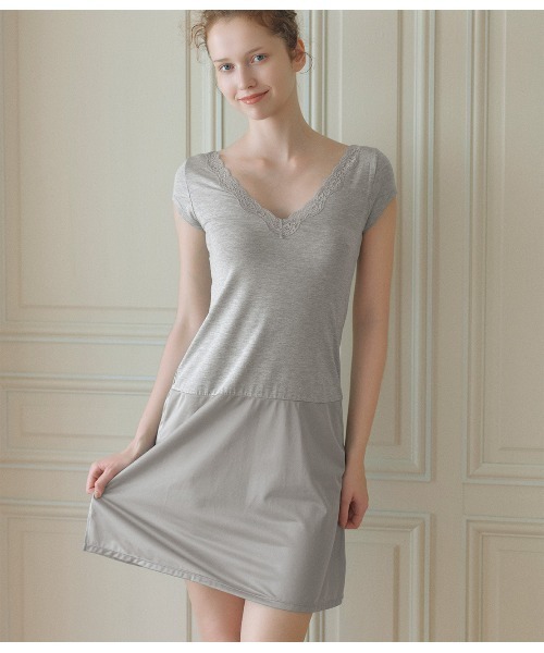 PEACH JOHN（ピーチジョン）の「【乾燥する季節に嬉しい！薄手でもたつかずフィット。消臭加工の脇パッド付き】Ｉｔ’ｓモイスティスリップ（インナーウェア/肌着・レディース・オフホワイト/ブラック/チャコール/ブルー/グレー系その他/ホワイト系その他2/ライトピンク/チャコールグレー/ホワイト×グレー/コーラルピンク/ダークグレー/ブラック×ピンク/ホワイト×ピンク/スミクロ/ヘザーチャコール/ライトベージュ/ライトグレー/ダークネイビー/チャコールグレー×ブラック/ピンクベージュ/ホワイト×レッド/ヘザーグレー/ドット/グレイッシュベージュ・LARGE/MEDIUM/SMALL）」の13枚目の写真