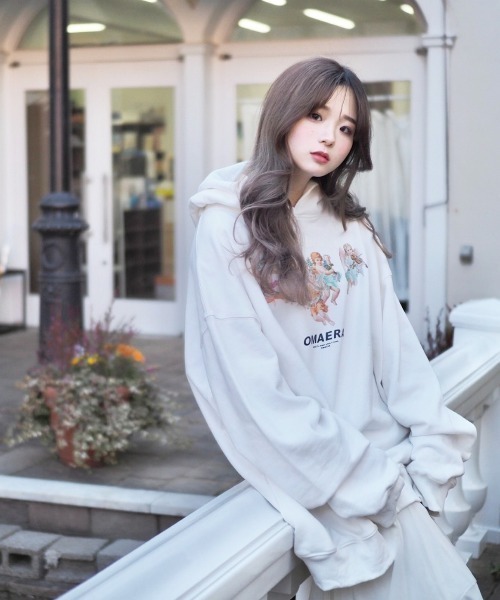 INTER FACTORY（インターファクトリー）の「ファッションインフルエンサー poyo×Asubi×yuu - angelプリントパーカー　made in INTER FACTORY（パーカー・レディース・ミント/ホワイト/ブルー・FREE）」の2枚目の写真