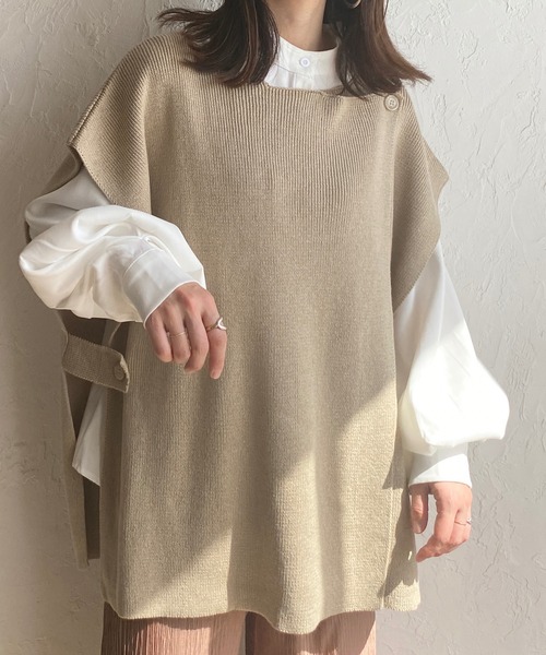 She's Closet(シーズクローゼット)の「サイドベルト付きポンチョニットベスト(ベスト・レディース・ブラック/ベージュ/アイボリー/モカ・FREE)」の1枚目の写真