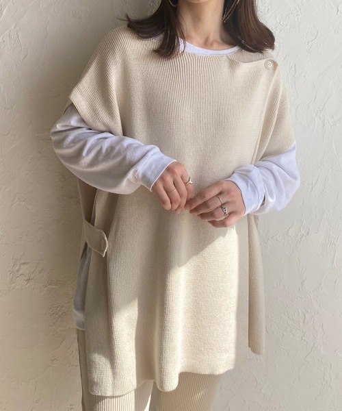 She's Closet(シーズクローゼット)の「サイドベルト付きポンチョニットベスト(ベスト・レディース・ブラック/ベージュ/アイボリー/モカ・FREE)」の2枚目の写真