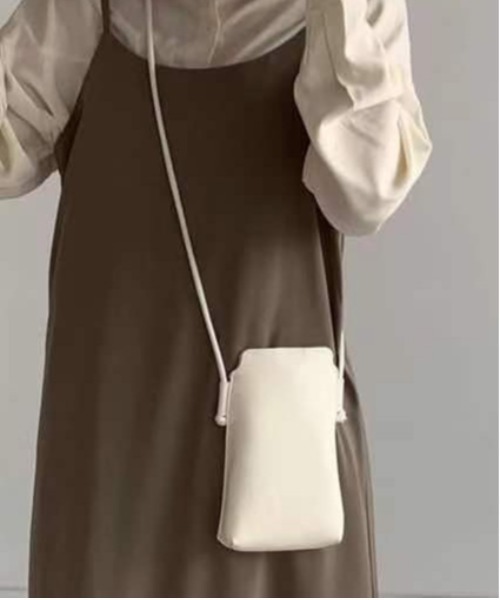 POUTOJOURU（ポートジュール）の「【ポートジュール】スマホショルダーバッグ　エコレザー　WEB限定（ショルダーバッグ・レディース・ホワイト/ブラック/ベージュ/ライトグリーン/モカ/ライトイエロー・FREE）」の2枚目の写真