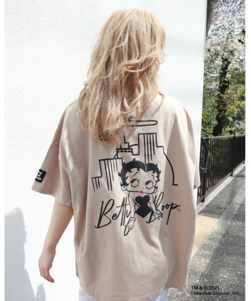 FIG&VIPER（フィグアンドバイパー）の「BETTYコラボCITY BIG-T（Tシャツ/カットソー・レディース・ホワイト/ブラック/ベージュ/パープル・FREE）」の3枚目の写真