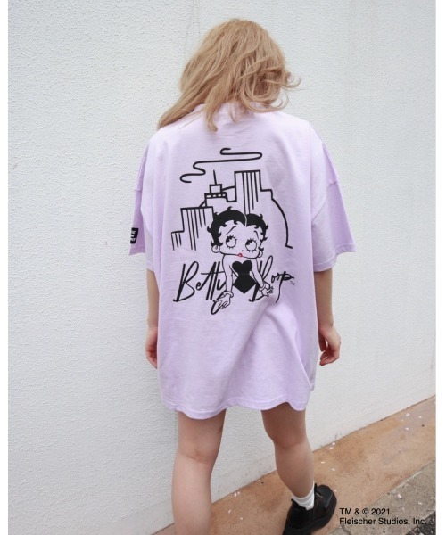 FIG&VIPER（フィグアンドバイパー）の「BETTYコラボCITY BIG-T（Tシャツ/カットソー・レディース・ホワイト/ブラック/ベージュ/パープル・FREE）」の4枚目の写真