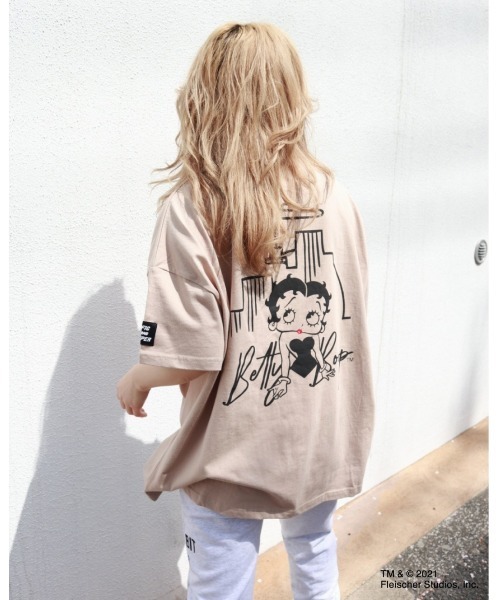 FIG&VIPER（フィグアンドバイパー）の「BETTYコラボCITY BIG-T（Tシャツ/カットソー・レディース・ホワイト/ブラック/ベージュ/パープル・FREE）」の20枚目の写真