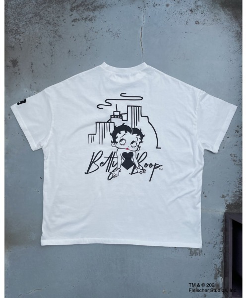 FIG&VIPER（フィグアンドバイパー）の「BETTYコラボCITY BIG-T（Tシャツ/カットソー・レディース・ホワイト/ブラック/ベージュ/パープル・FREE）」の16枚目の写真
