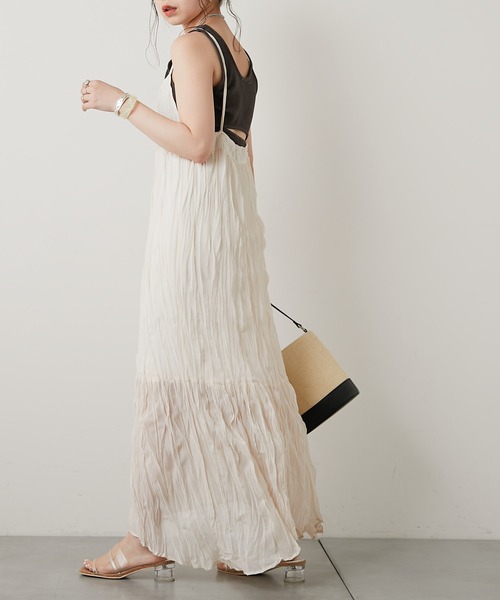 Chico（チコ）の「【LINNEE】クリンクルキャミワンピース（ワンピース・レディース・ライトグレー/ブラック/パープル/アイボリー・FREE）」の5枚目の写真