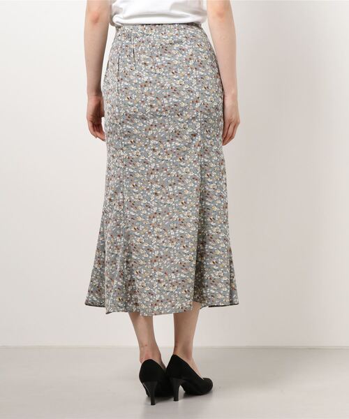 UNRELISH(アンレリッシュ)の「花柄マーメイドスカート(スカート・レディース・ブルー系その他/アイボリー・MEDIUM)」の4枚目の写真