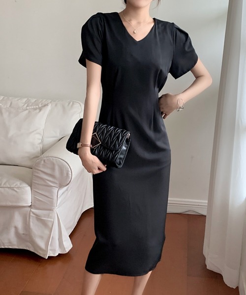 タック Vネック ロングワンピース emi+（エミプラス）の「タックVネックロングワンピース