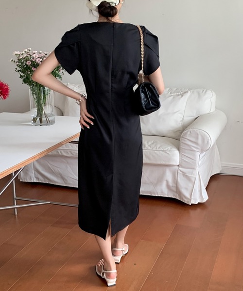 emi+（エミプラス）の「タックVネックロングワンピース（ワンピース