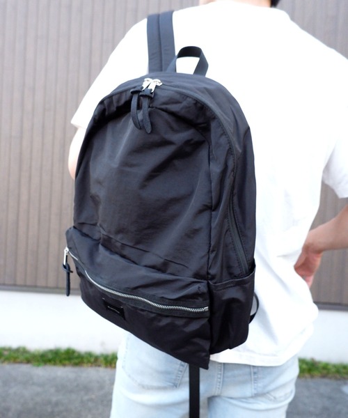 CONVERSE(コンバース)の「CONVERSE STANDARD NYLON BACK PACK(バックパック/リュック・レディース・ブラック/ベージュ/ブラウン/グリーン・FREE)」の2枚目の写真