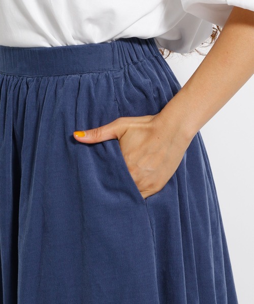 niko and...（ニコアンド）の「Tenderコールフレアマキシスカート（スカート・レディース・ブルー/ボルドー/モカ/アイボリー・MEDIUM/LARGE）」の15枚目の写真