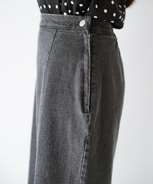 haco!（ハコ）の「カジュアルと女っぽの共存！デニムをレディに着こなす　楽ちんストレッチ素材の長ーーく着られるデニムスカートby who made me（デニムスカート・レディース・グレー・SMALL/MEDIUM/LARGE/X-LARGE）」の7枚目の写真