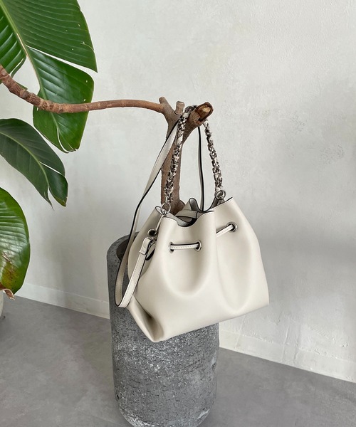 CAPRICIEUX LE'MAGE(カプリシューレマージュ)の「〈新色追加/オフホワイト〉かがりチェーンドロストショルダーバッグ(ショルダーバッグ・レディース・ブラック/ブルー/キャメル/オフホワイト・FREE)」の2枚目の写真