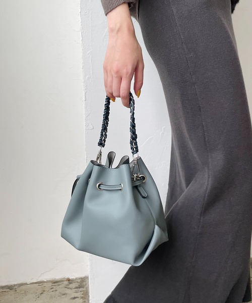 CAPRICIEUX LE'MAGE(カプリシューレマージュ)の「〈新色追加/オフホワイト〉かがりチェーンドロストショルダーバッグ(ショルダーバッグ・レディース・ブラック/ブルー/キャメル/オフホワイト・FREE)」の4枚目の写真