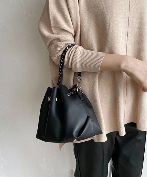 CAPRICIEUX LE'MAGE(カプリシューレマージュ)の「〈新色追加/オフホワイト〉かがりチェーンドロストショルダーバッグ(ショルダーバッグ・レディース・ブラック/ブルー/キャメル/オフホワイト・FREE)」の3枚目の写真