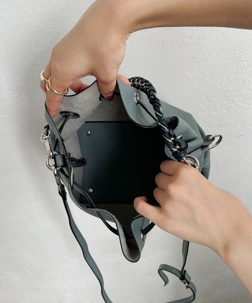 CAPRICIEUX LE'MAGE(カプリシューレマージュ)の「〈新色追加/オフホワイト〉かがりチェーンドロストショルダーバッグ(ショルダーバッグ・レディース・ブラック/ブルー/キャメル/オフホワイト・FREE)」の5枚目の写真