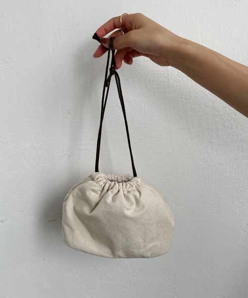 CAPRICIEUX LE'MAGE(カプリシューレマージュ)の「〈新色追加/オフホワイト〉かがりチェーンドロストショルダーバッグ(ショルダーバッグ・レディース・ブラック/ブルー/キャメル/オフホワイト・FREE)」の13枚目の写真