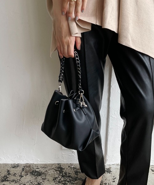 CAPRICIEUX LE'MAGE(カプリシューレマージュ)の「〈新色追加/オフホワイト〉かがりチェーンドロストショルダーバッグ(ショルダーバッグ・レディース・ブラック/ブルー/キャメル/オフホワイト・FREE)」の6枚目の写真