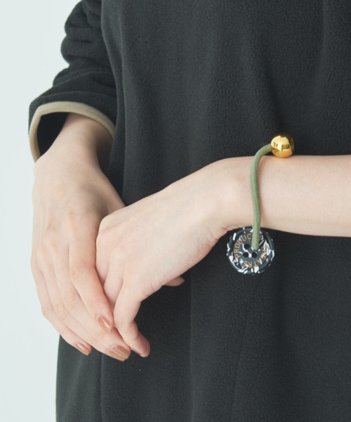 THEATRE PRODUCTS（シアタープロダクツ）の「＜新色追加＞コートボタンヘアゴム（ヘアゴム・レディース・ブラック/パープル/ピンク/オレンジ/ブルー・FREE）」の2枚目の写真