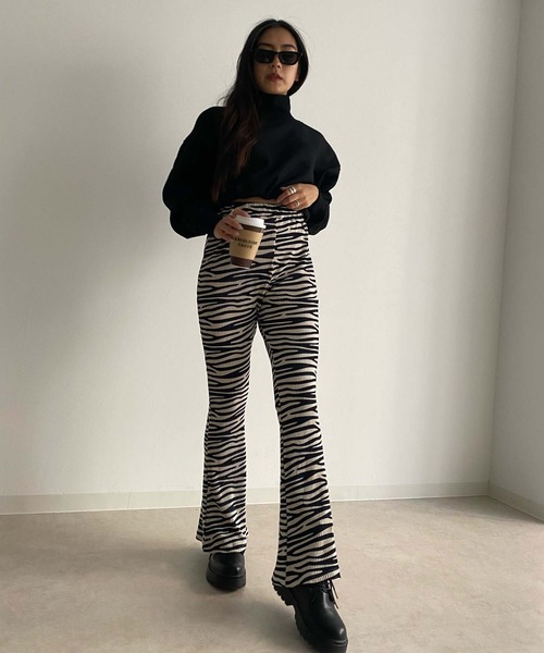 Avvenente（アベネンテ）の「【Avvenente】ゼブラ柄プリーツフレアパンツ（その他パンツ・レディース・ダークグリーン/ブラウン/アイボリー・FREE）」の2枚目の写真