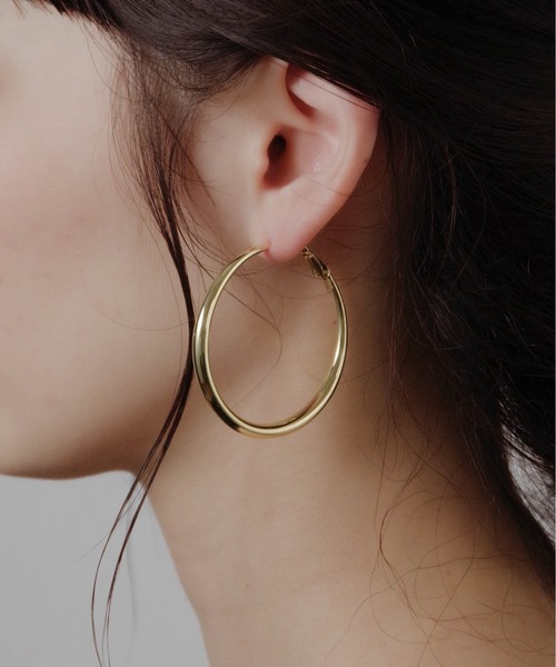 yu-ka（ユーカ）の「YU-KA : 大ぶりフープピアス（ピアス（両耳用）・レディース・シルバー/ゴールド・FREE）」の2枚目の写真
