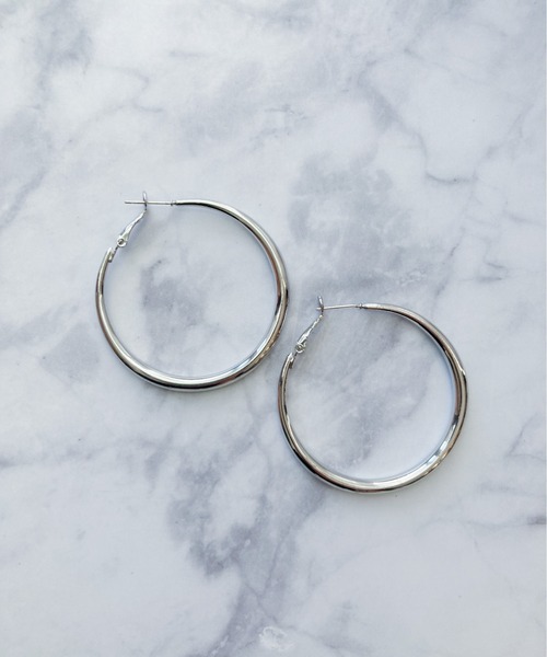 yu-ka（ユーカ）の「YU-KA : 大ぶりフープピアス（ピアス（両耳用）・レディース・シルバー/ゴールド・FREE）」の4枚目の写真