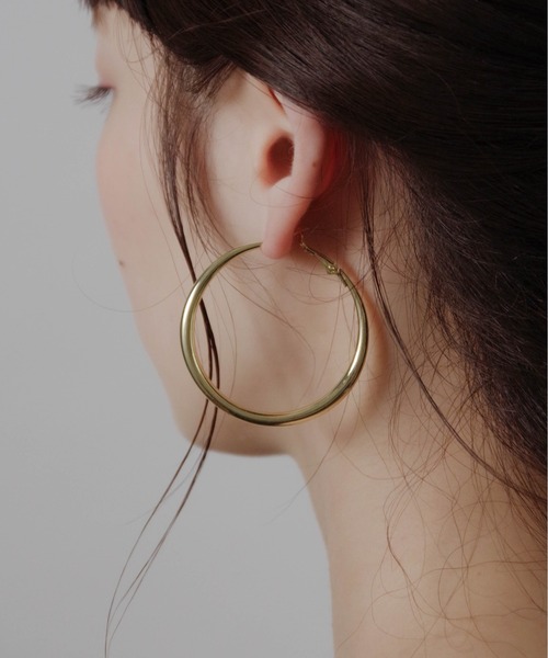 yu-ka（ユーカ）の「YU-KA : 大ぶりフープピアス（ピアス（両耳用）・レディース・シルバー/ゴールド・FREE）」の5枚目の写真