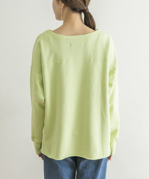 URBAN RESEARCH（アーバンリサーチ）の「製品染ボートネックスウェット（スウェット・レディース・ホワイト系その他/グリーン系その他/パープル系その他・FREE）」の8枚目の写真