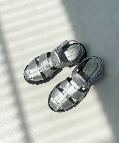 AS KNOW AS plus(アズノゥアズプラス)の「トラックソール グルカサンダル(サンダル・レディース・アイボリー/ブラック/グリーン/シルバー・M/L)」の1枚目の写真