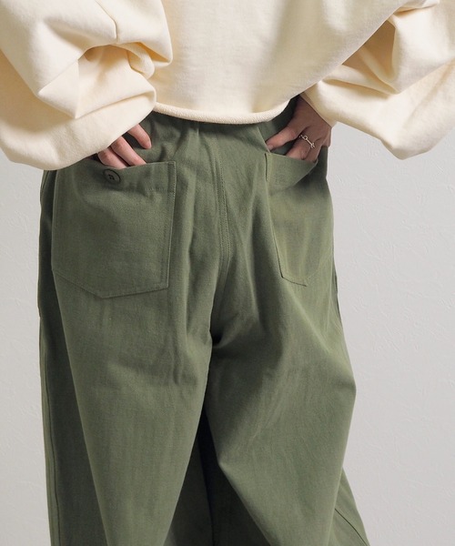 Crisp(クリスプ)の「ビッグシルエットミリタリーパンツ(カーゴパンツ・レディース・カーキ/アイボリー・FREE)」の15枚目の写真