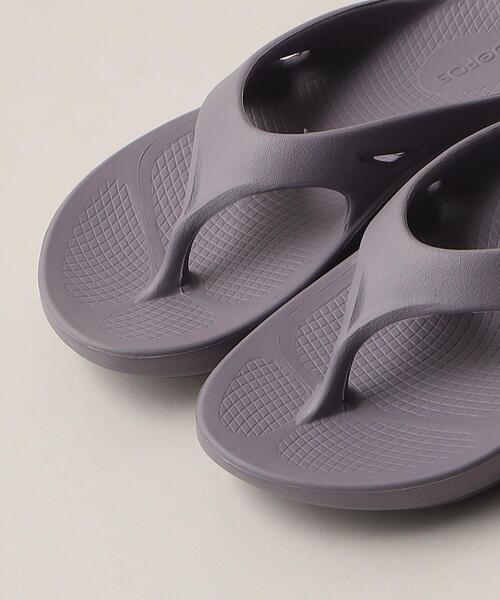 OOFOS(ウーフォス)の「<OOFOS(ウーフォス)>Ooriginal(サンダル・レディース・ワインレッド/ナチュラル/ライラック・8/7/6)」の4枚目の写真