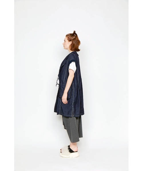 gomme（ゴム）の「6ozデニム　ノースリーブジャケット（その他アウター・レディース・インディゴブルー/ブラック・MEDIUM）」の6枚目の写真
