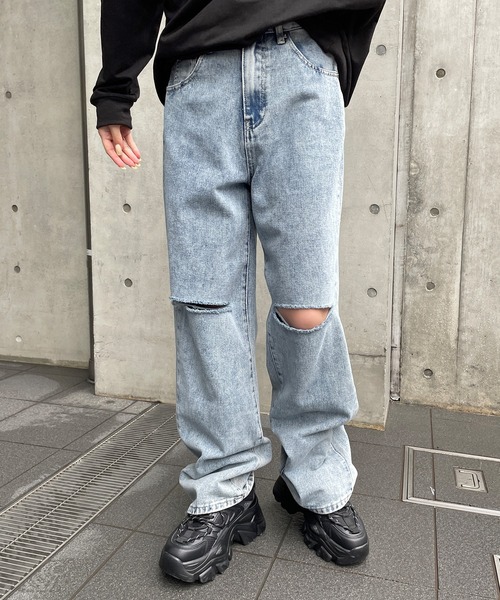 SPINNS（スピンズ）の「カットオフデニム ストレートパンツ（デニムパンツ・レディース・ブラック/ブラック系その他/ブルー/ケミカルウォッシュ・S/M）」の4枚目の写真