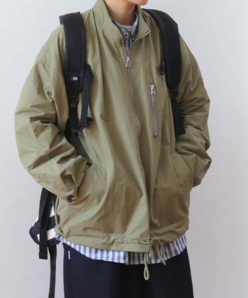 MAISON CLUB(メゾンクラブ)の「【MAISON CLUB】スタンドカラー胸ジップポケットブルゾン 長袖 SCCH130 ※(ブルゾン・メンズ・ベージュ/カーキ/ブラック・FREE)」の3枚目の写真