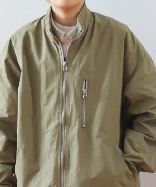 MAISON CLUB(メゾンクラブ)の「【MAISON CLUB】スタンドカラー胸ジップポケットブルゾン 長袖 SCCH130 ※(ブルゾン・メンズ・ベージュ/カーキ/ブラック・FREE)」の4枚目の写真