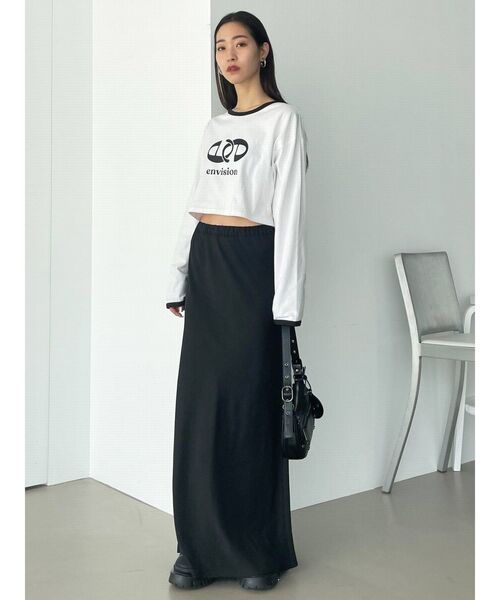 EMODA(エモダ)の「ショートマークロゴロングTシャツ(Tシャツ/カットソー・レディース・グリーン/ホワイト/ブラック/ブルー・FREE)」の11枚目の写真