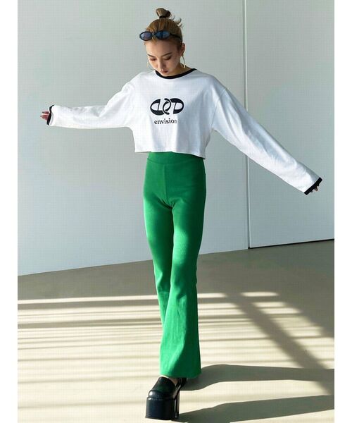 EMODA(エモダ)の「ショートマークロゴロングTシャツ(Tシャツ/カットソー・レディース・グリーン/ホワイト/ブラック/ブルー・FREE)」の12枚目の写真