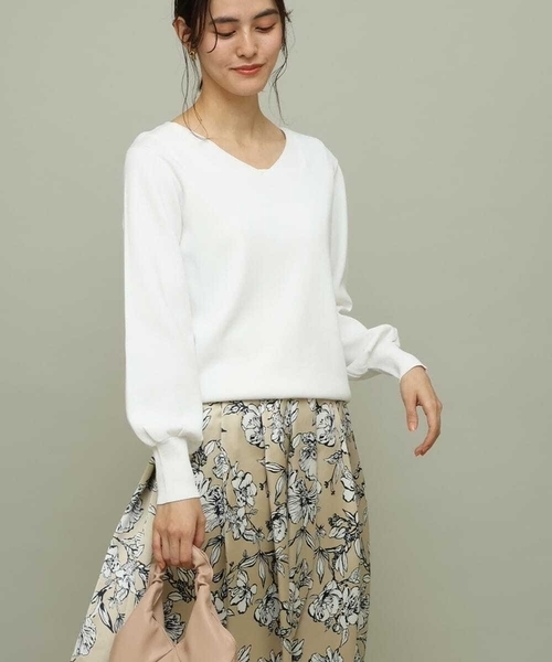 a.v.v（アーヴェヴェ）の「【洗濯機で洗える/UVカット】Vネックパフスリーブニット（ニット/セーター・レディース・アイボリー/ブラック/ブルー/ライトグレー/ライトグリーン/ピンク/ミント・36/38/40/34/42）」の2枚目の写真