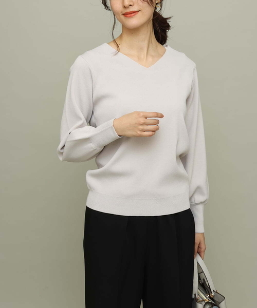 a.v.v（アーヴェヴェ）の「【洗濯機で洗える/UVカット】Vネックパフスリーブニット（ニット/セーター・レディース・アイボリー/ブラック/ブルー/ライトグレー/ライトグリーン/ピンク/ミント・36/38/40/34/42）」の4枚目の写真