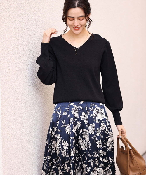 a.v.v（アーヴェヴェ）の「【洗濯機で洗える/UVカット】Vネックパフスリーブニット（ニット/セーター・レディース・アイボリー/ブラック/ブルー/ライトグレー/ライトグリーン/ピンク/ミント・36/38/40/34/42）」の3枚目の写真