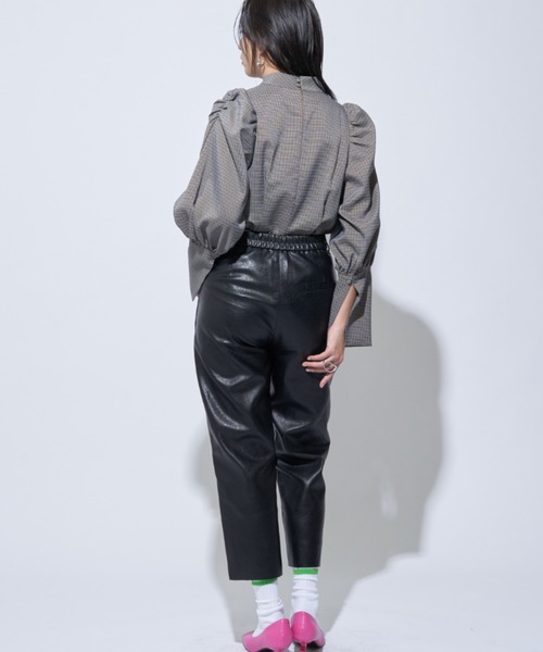 Solace(ソレイス)の「エコレザーテーパードパンツ(その他パンツ・レディース・ブラック/ブラウン・M/L)」の9枚目の写真