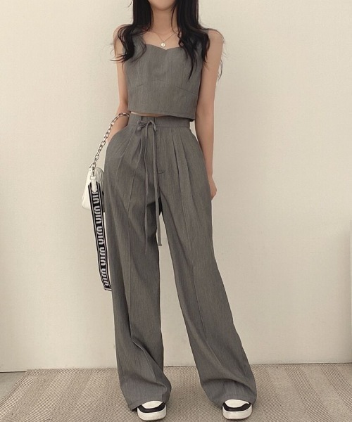 N.s(エヌドットエス)の「スクエアネックショートトップス+タックワイドパンツ(セットアップ・レディース・グレー/ブラック・FREE)」の4枚目の写真