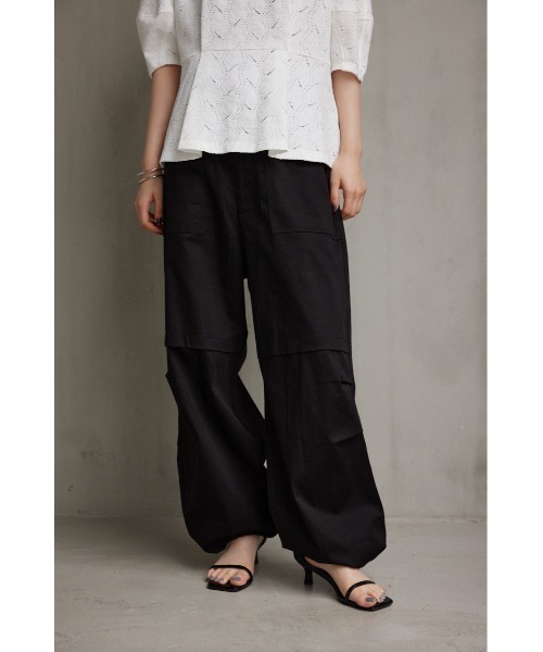 AZUL by moussy（アズールバイマウジー）の「LOOSE CARGO PANTS/ルースカーゴパンツ（カーゴパンツ・レディース・ライトパープル/オフホワイト/ブラック・SMALL/MEDIUM）」の2枚目の写真