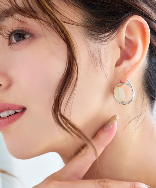 Tiaclasse(ティアクラッセ)の「カラーアクリル+フープピアス(ピアス(両耳用)・レディース・ベージュ系その他/ホワイト/ベージュ/カーキ/グレー・FREE)」の4枚目の写真