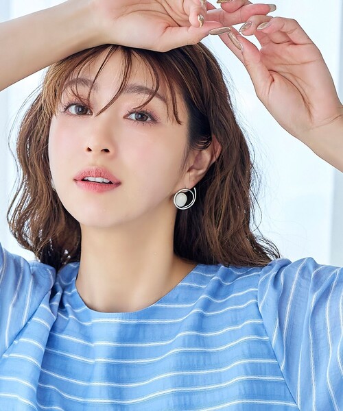 Tiaclasse(ティアクラッセ)の「カラーアクリル+フープピアス(ピアス(両耳用)・レディース・ベージュ系その他/ホワイト/ベージュ/カーキ/グレー・FREE)」の12枚目の写真