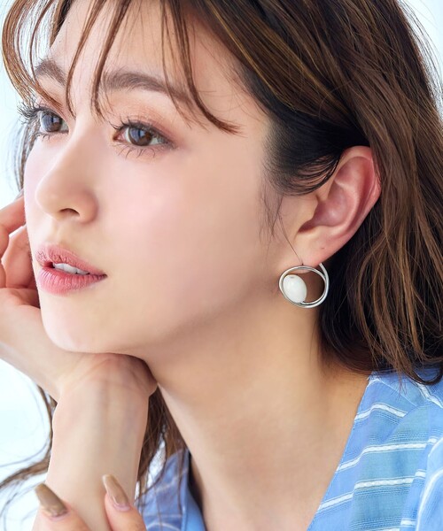 Tiaclasse(ティアクラッセ)の「カラーアクリル+フープピアス(ピアス(両耳用)・レディース・ベージュ系その他/ホワイト/ベージュ/カーキ/グレー・FREE)」の13枚目の写真