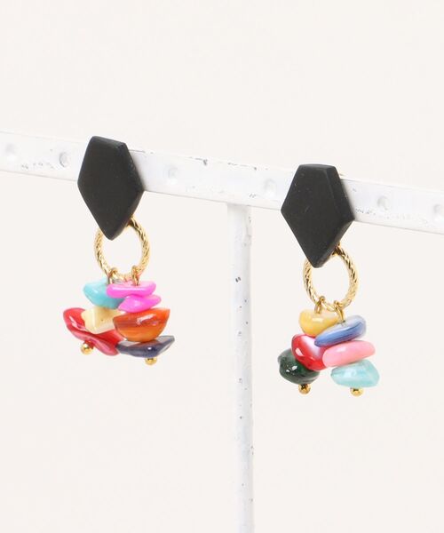 tone(トーン)の「【atelier*mio】ポリマークレイ × シェルビジュー costume jewelry ピアス(ピアス(両耳用)・レディース・ブラック/レッド/グリーン/イエロー/パープル/グリーン系その他/ブラック系その他/パープル系その他/ブルー・FREE)」の1枚目の写真